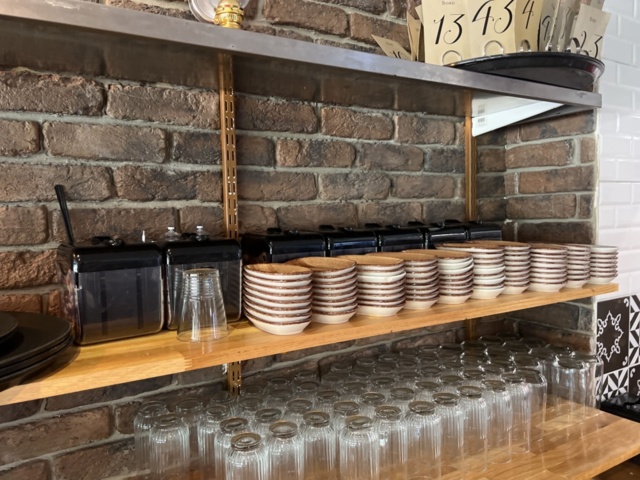 1178214-5 Salladsdisk, vattendispenser & parti med köksutensilier