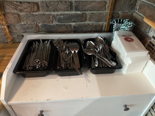 1178214-6 Salladsdisk, vattendispenser & parti med köksutensilier