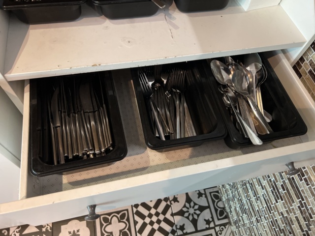 1178214-7 Salladsdisk, vattendispenser & parti med köksutensilier