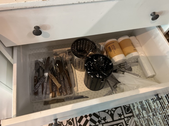 1178214-8 Salladsdisk, vattendispenser & parti med köksutensilier