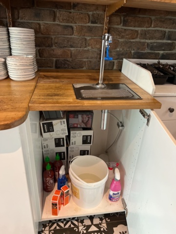 1178214-9 Salladsdisk, vattendispenser & parti med köksutensilier