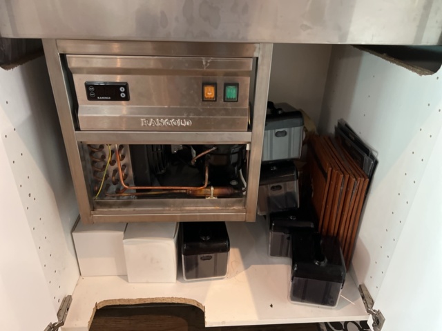 1178214-12 Salladsdisk, vattendispenser & parti med köksutensilier