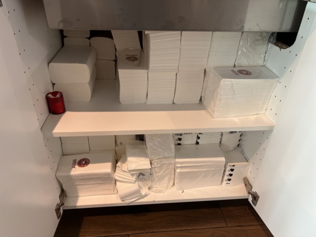 1178214-13 Salladsdisk, vattendispenser & parti med köksutensilier