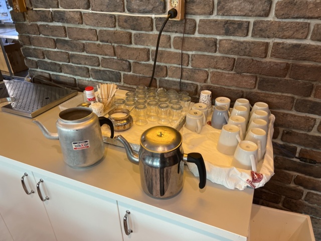 1178214-14 Salladsdisk, vattendispenser & parti med köksutensilier