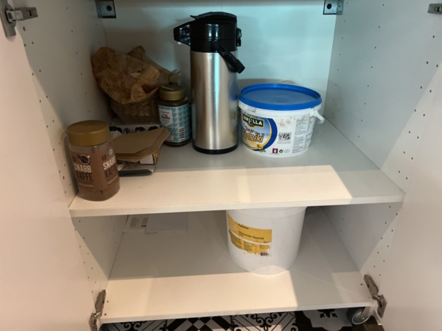 1178214-15 Salladsdisk, vattendispenser & parti med köksutensilier