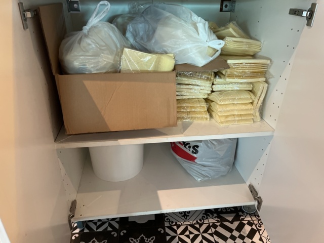 1178214-17 Salladsdisk, vattendispenser & parti med köksutensilier