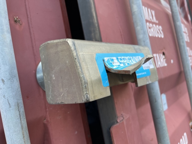 1214908-8 20-fots container med innehåll