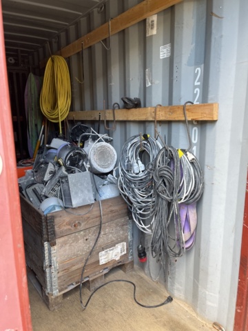 1214908-9 20-fots container med innehåll