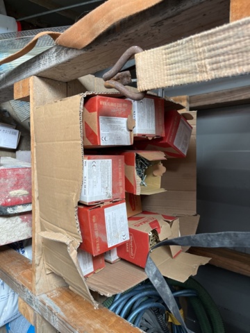 1214908-15 20-fots container med innehåll