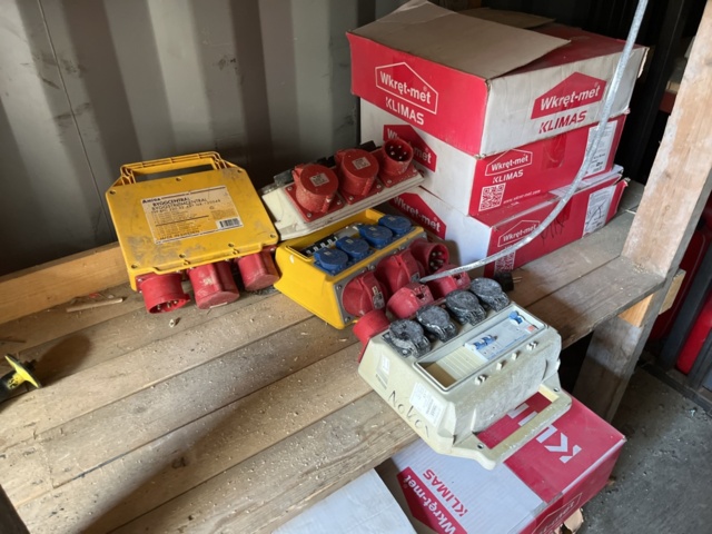 1214908-16 20-fots container med innehåll