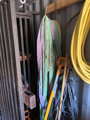 1214908-20 20-fots container med innehåll