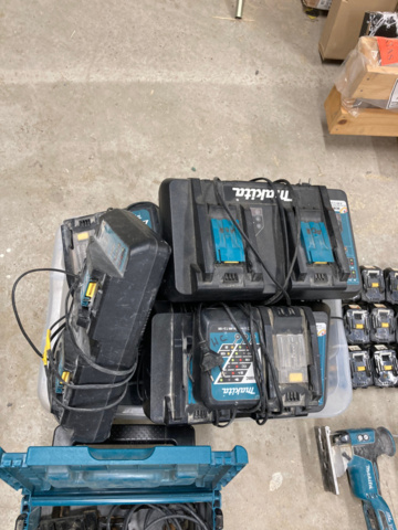 1214943-13 Stort lager med elhandverktyg/maskiner - Makita