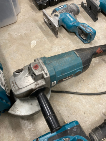 1214943-6 Stort lager med elhandverktyg/maskiner - Makita