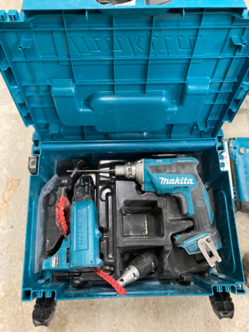 1214943-9 Stort lager med elhandverktyg/maskiner - Makita