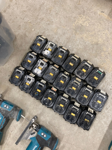 1214943-12 Stort lager med elhandverktyg/maskiner - Makita