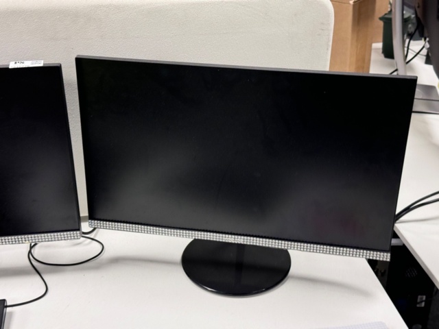 1219776-4 Workplace with computer and 2 screens