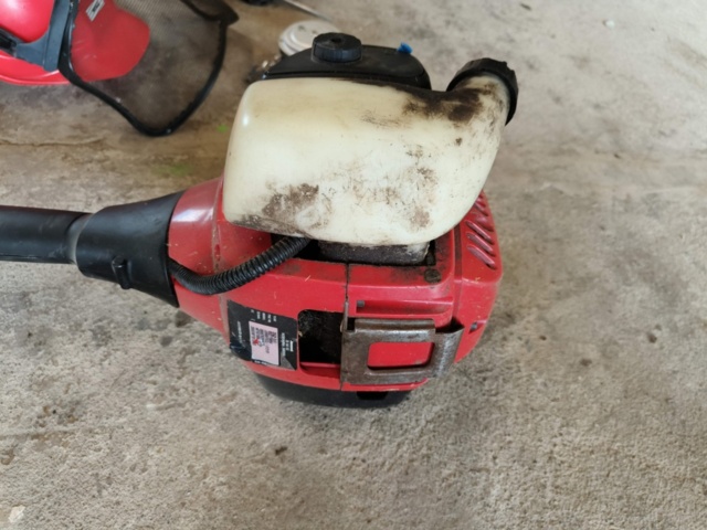 1129808-6 Grass Trimmer & Chainsaw Jonsered