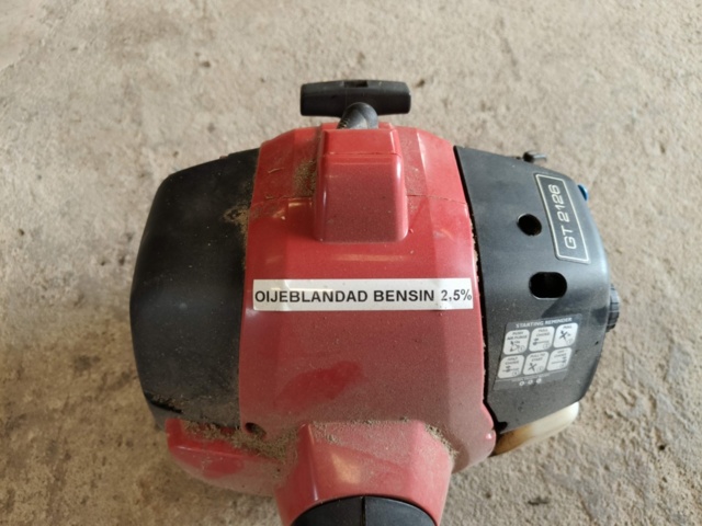 1129808-8 Grass Trimmer & Chainsaw Jonsered