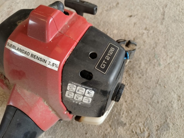 1129808-9 Grass Trimmer & Chainsaw Jonsered