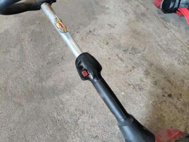 1129808-11 Grass Trimmer & Chainsaw Jonsered