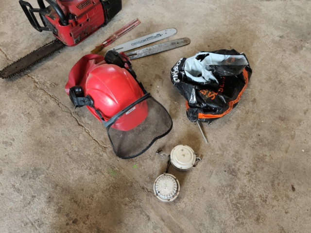 1129808-12 Grass Trimmer & Chainsaw Jonsered