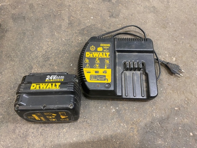 1231348-7 Miter saw DEWALT DW017