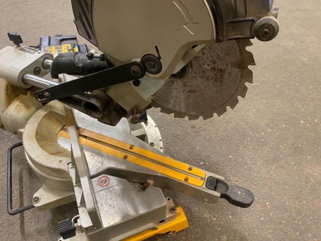 1231348-4 Miter saw DEWALT DW017