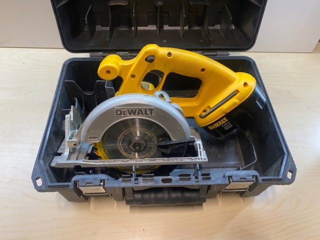 1231356-1 Circular saw DEWALT DC390