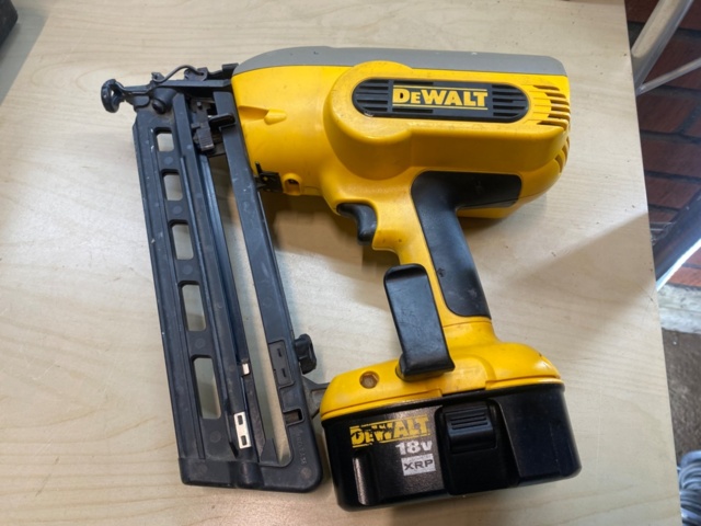 1231358-2 Nail gun DEWALT DC618