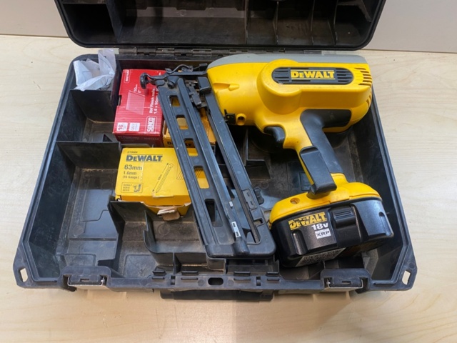 1231358-1 Nail gun DEWALT DC618