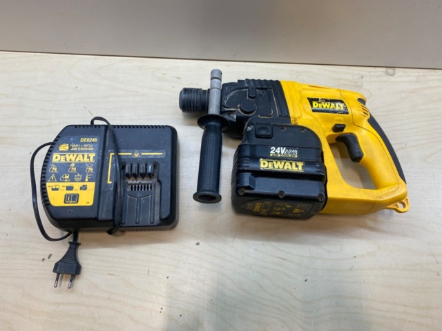 1231366-1 Impact drill DEWALT DW005