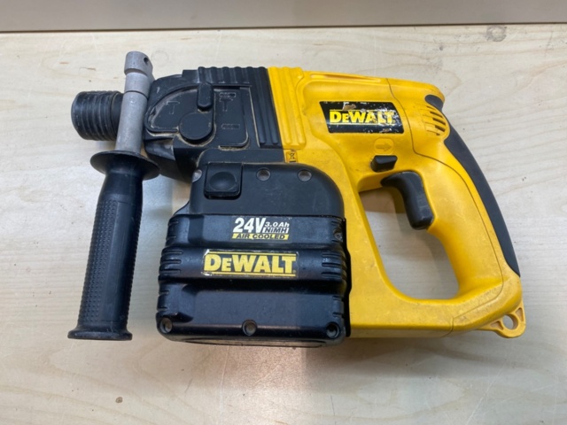 1231366-2 Impact drill DEWALT DW005