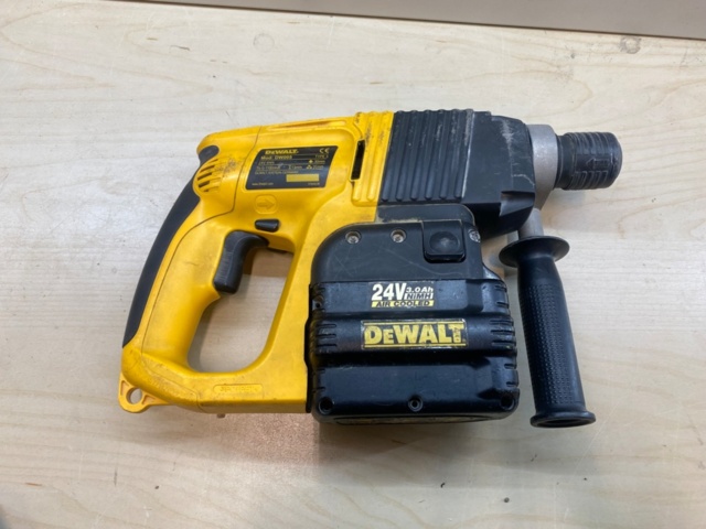 1231366-3 Impact drill DEWALT DW005