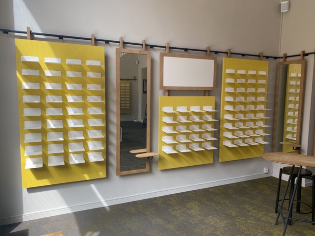 Merchandise displays and mirrors - PS Auction - We value the future ...