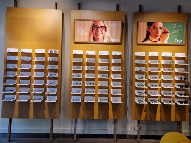 12 product displays and demo frames - PS Auction - We value the future ...