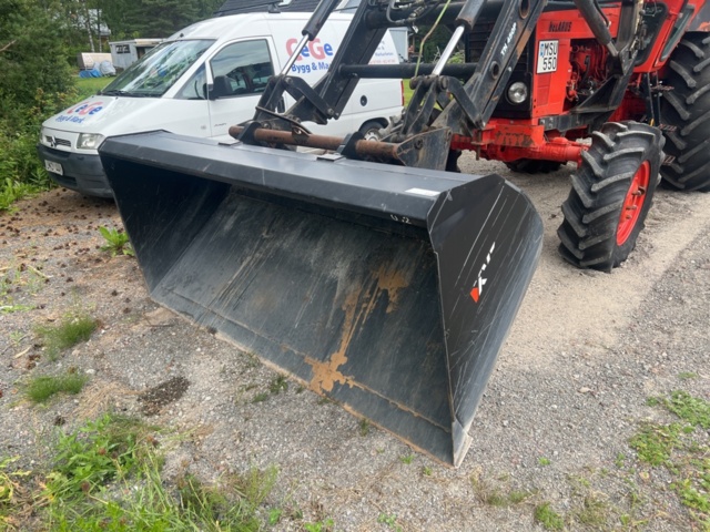 1122033-4 BELARUS MTZ 820 with loader TN 450P bucket