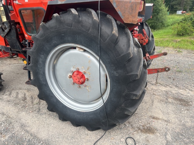 1122033-10 BELARUS MTZ 820 with loader TN 450P bucket