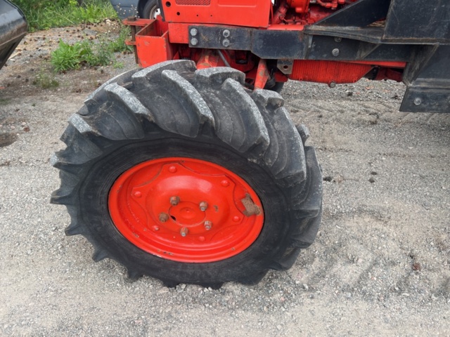 1122033-11 BELARUS MTZ 820 with loader TN 450P bucket