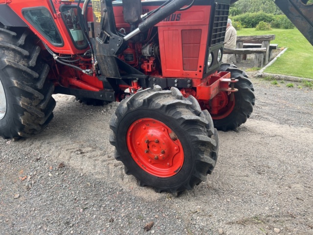 1122033-12 BELARUS MTZ 820 with loader TN 450P bucket