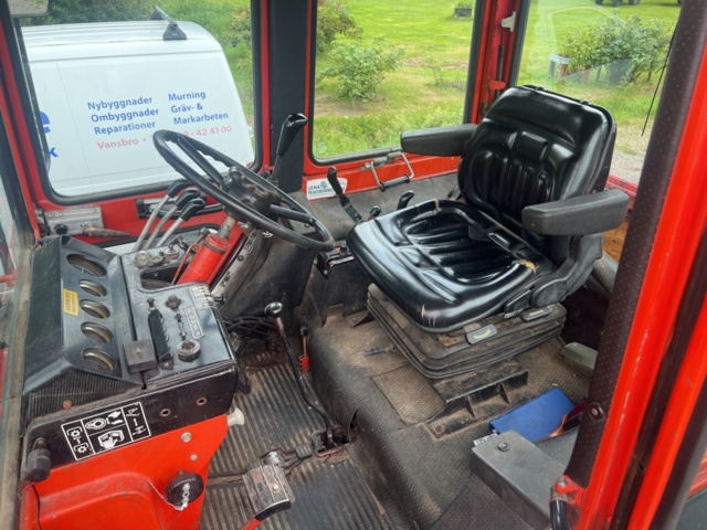 1122033-17 BELARUS MTZ 820 with loader TN 450P bucket