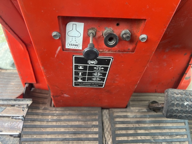 1122033-19 BELARUS MTZ 820 with loader TN 450P bucket