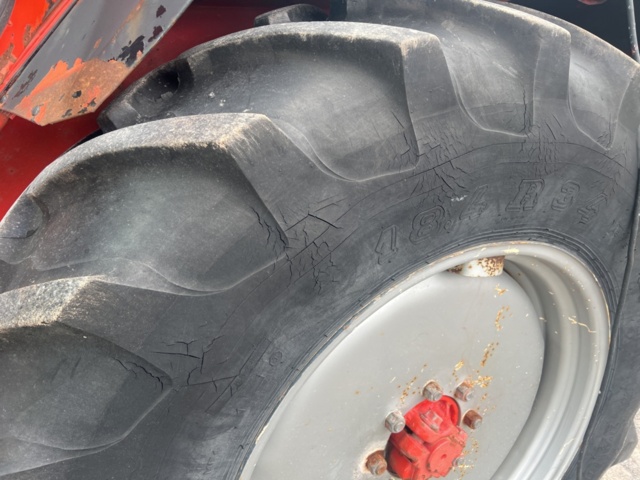 1122033-27 BELARUS MTZ 820 with loader TN 450P bucket