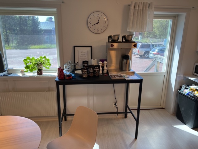 1122085-2 Dining room furniture & machines