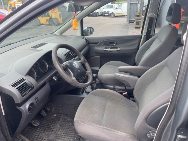 1205466-9 Volkswagen Sharan 1.8 T, 7-seater -2005
