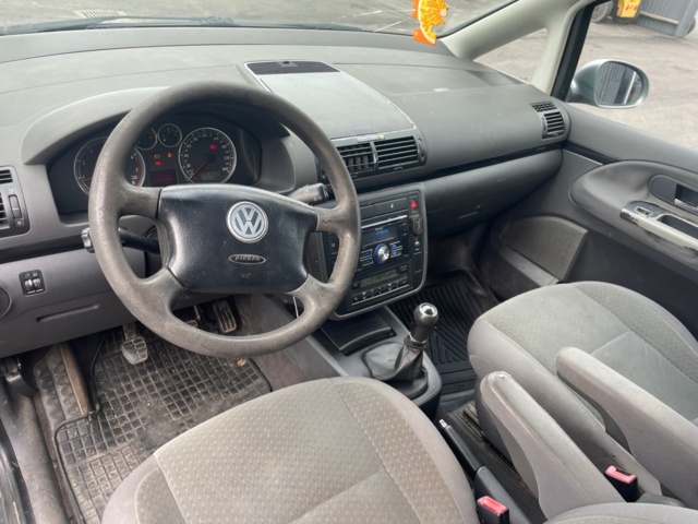 1205466-10 Volkswagen Sharan 1.8 T, 7-seater -2005