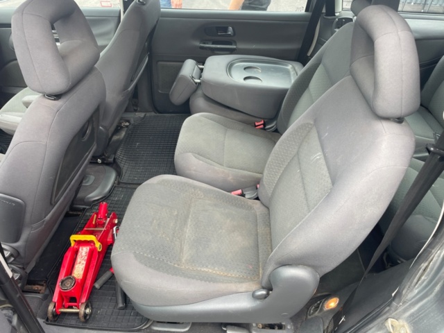 1205466-13 Volkswagen Sharan 1.8 T, 7-seater -2005