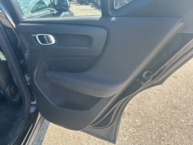 1228346-22 Volvo XC40 -2021