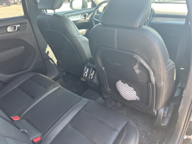 1228346-24 Volvo XC40 -2021