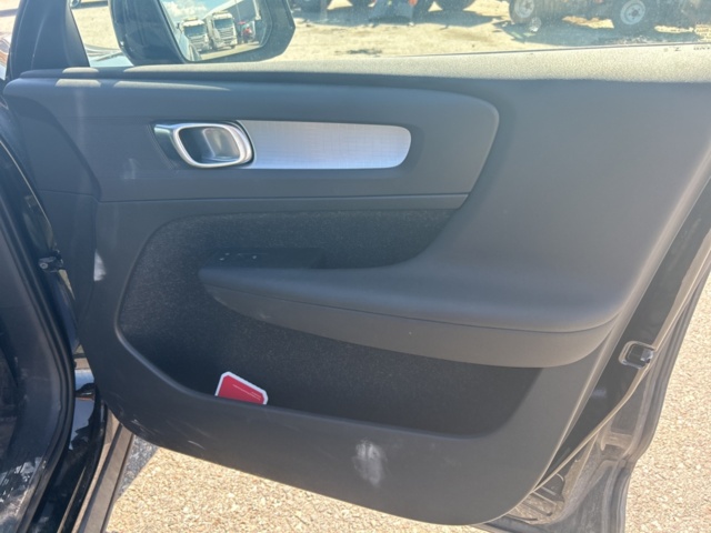 1228346-25 Volvo XC40 -2021