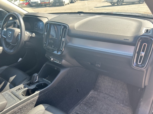 1228346-26 Volvo XC40 -2021